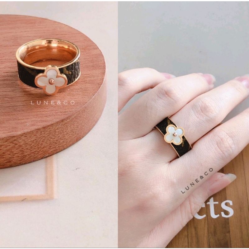 Cincin Clover Putih Titanium CS233