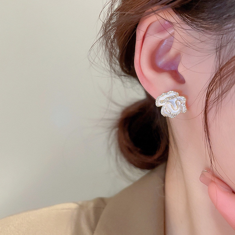 Anting Tusuk Desain Bunga Kamelia Gaya Korea / Retro / Simple / Elegan Untuk Wanita