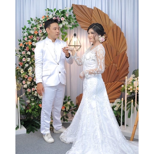 gaun akad gaun prewed putih dan jas