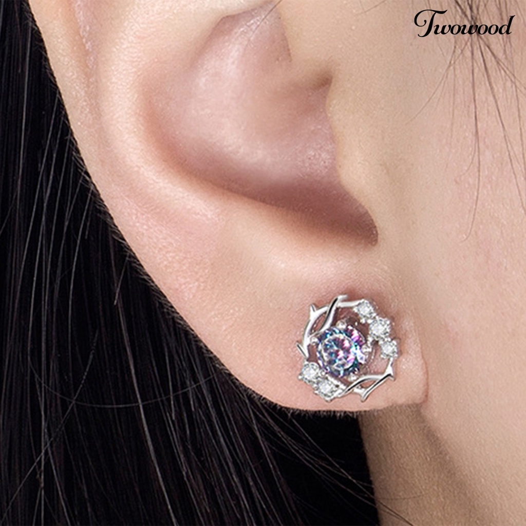 1 Pasang Anting Stud Desain Snowflake Aksen Batu Berlian Imitasi Hypoallergenic Untuk Wanita