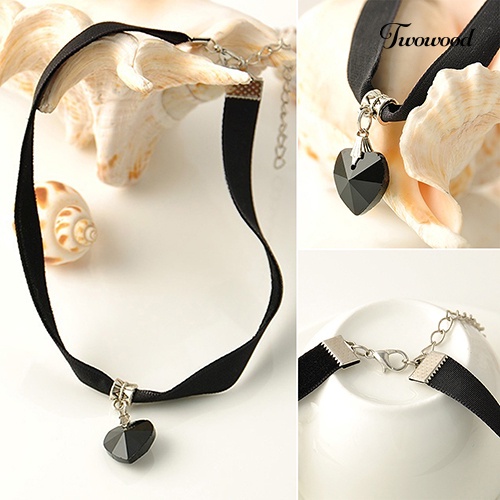 Kalung Handmade Dengan Liontin Bentuk Hati Bahan Resin Warna Hitam