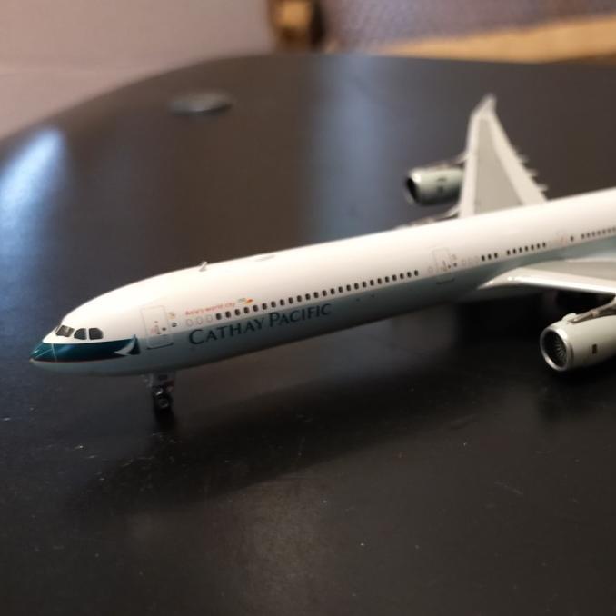 Diecast Pesawat Phoenix Airbus A340-600 Cathay Pacific Old 1:400