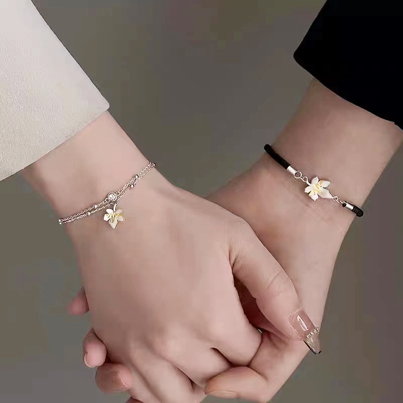 Gelang Tali Tenun Tangan Warna Hitam Aksen Daun Maple Emas Gaya Korea Untuk Hadiah Hari Valentine