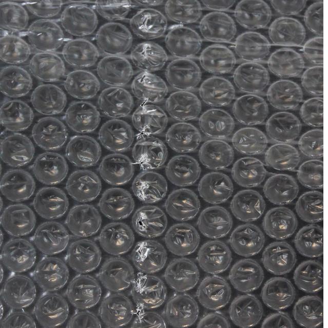 

Bubble Wrap Hitam Roll 60 cm x 50 m