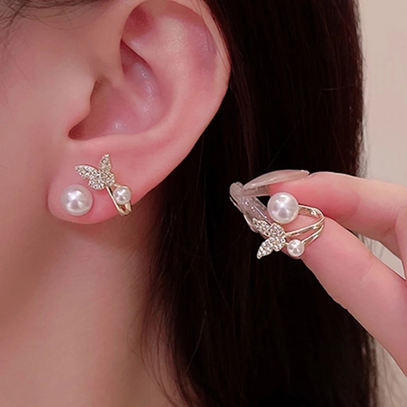 1 Pasang Anting Stud Desain Kupu-Kupu Aksen Mutiara Berlian Imitasi Untuk Wanita