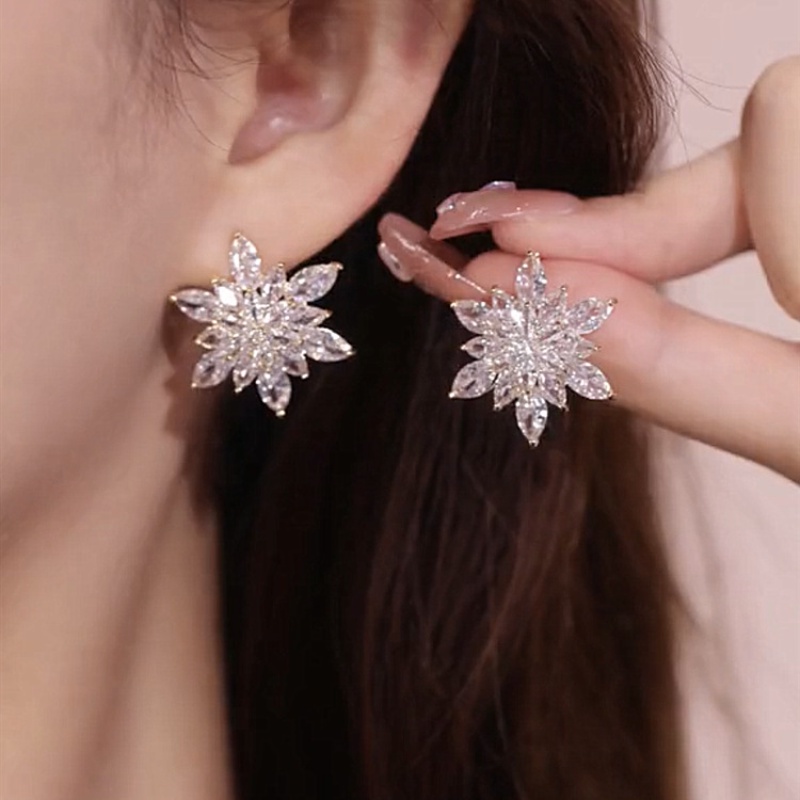 1 Pasang Anting Tusuk Bentuk Snowflake Kristal Zircon Untuk Wanita