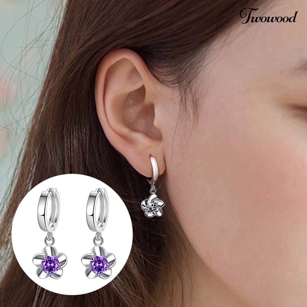 Anting Juntai Bentuk Plum Blossom Aksen Berlian Imitasi Untuk Wanita