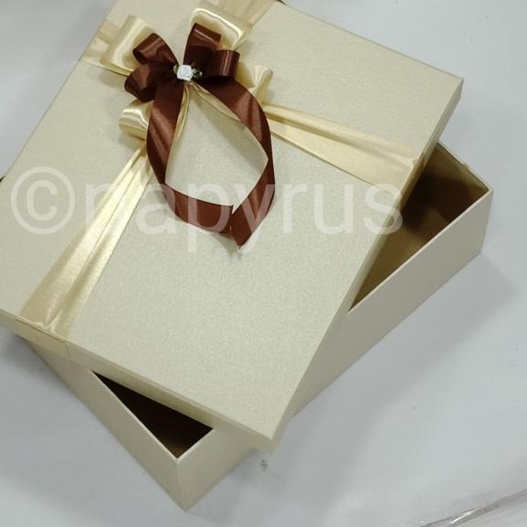 

Papyrus 25x30cm Tinggi 10cm Kotak Kado Gift Box