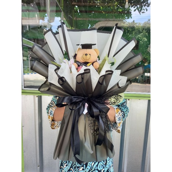 BUKET BONEKA WISUDA HITAM PUTIH MIX BUNGA ARTIFICIAL BUKET BONEKA MURAH REALPICT BUKET WISUDA HADIAH