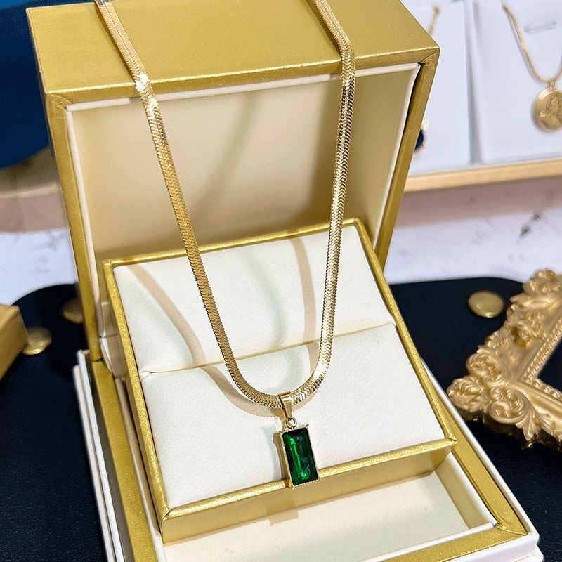 KALUNG TITANIUM WANITA GEPENG GOLD EMAS 18K LIONTIN KOTAK DELIMA HIJAU ANTI KARAT TIDAK LUNTUR