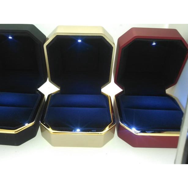 

Kotak Cincin Gold - Hitam
