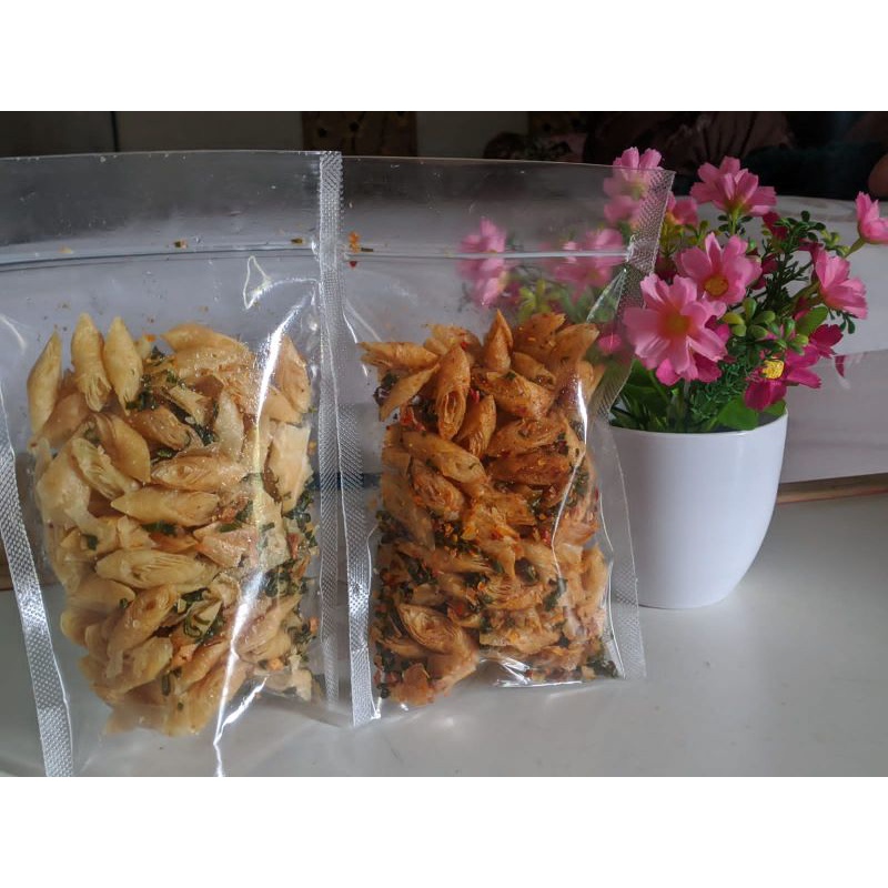 

keripik lumpia renyah garing rasa original dan pedas berat 100g, kripik sumpia asin, keripik lumpia renyah, cemilan nonton, makanan pedas, makanan enak , cemilan pedas homemade