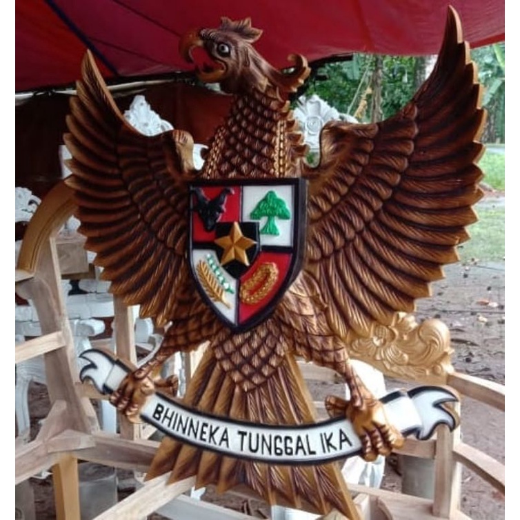 Garuda pancasila ukiran bahan kayu jati