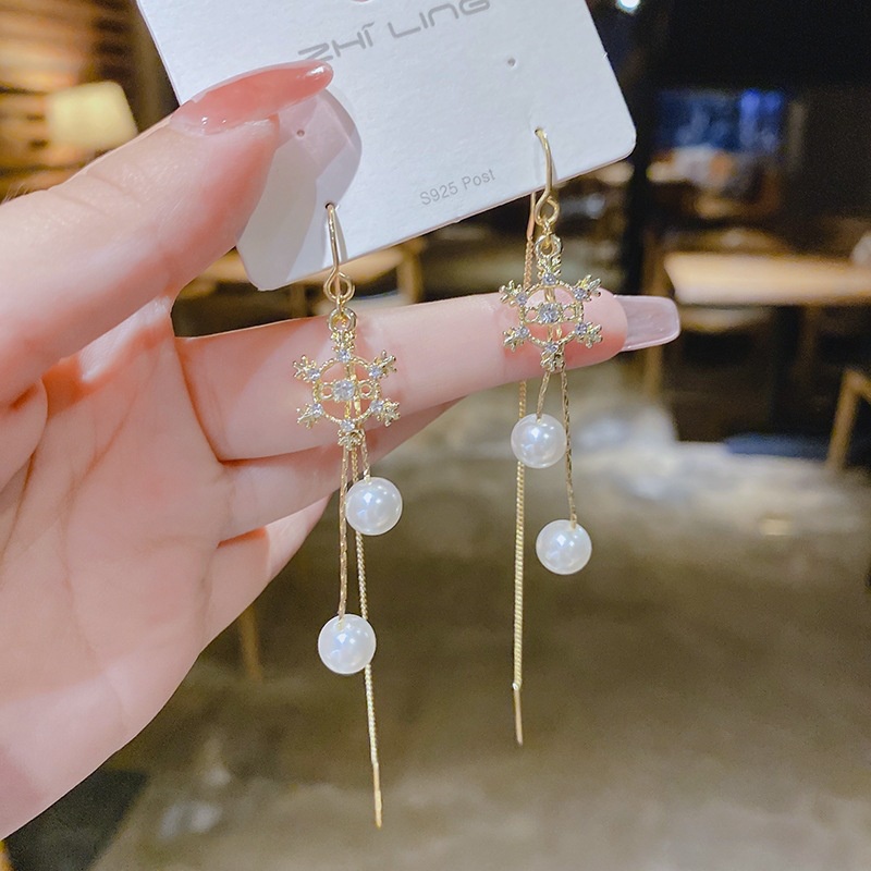 Anting Tusuk Gantung Panjang Desain Snowflake Hias Mutiara Merah Untuk Wanita