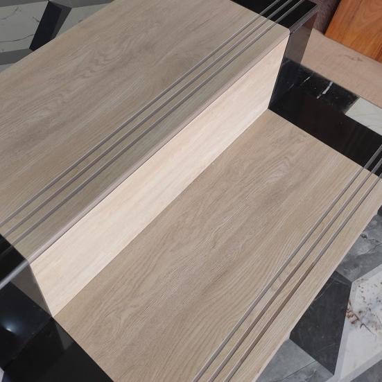 Granit Anak Tangga Motif kayu kombinasi 30x90