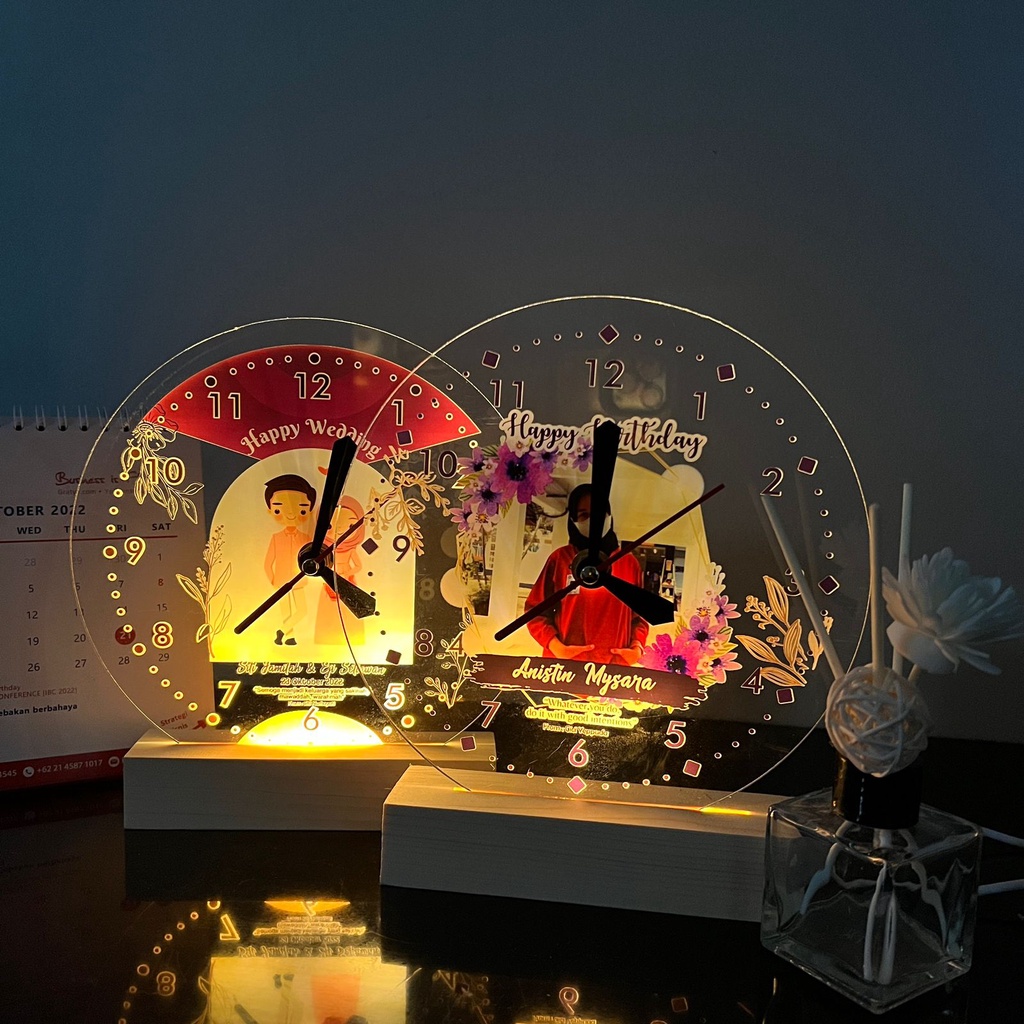 JAM MEJA ACRYLIC CUSTOM NAMA FOTO HADIAH PERNIKAHAN UNIK KADO NIKAH NIKAHAN WEDDING ULANG TAHUN CEWEK LUCU GIFT BOX WISUDA LAMPU TIDUR