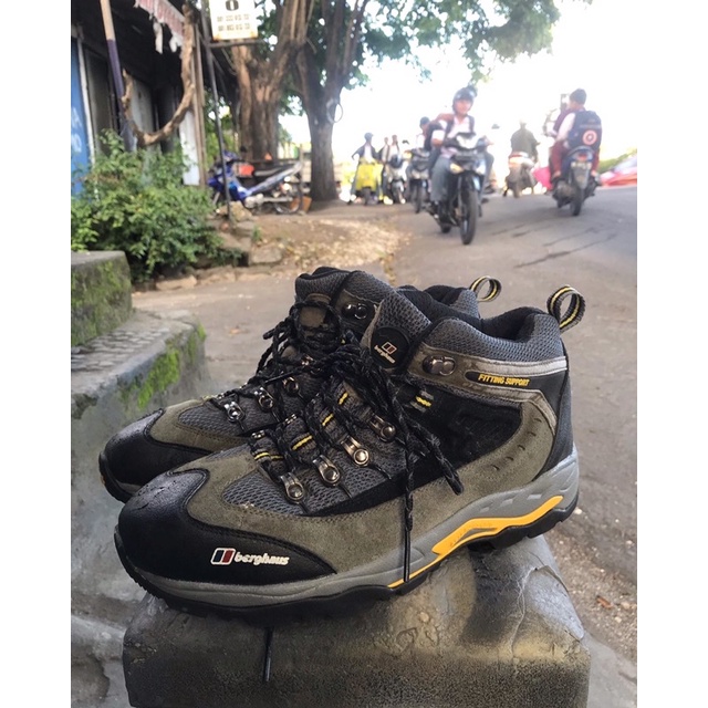 SEPATU OUTDOOR BERGHAUS
