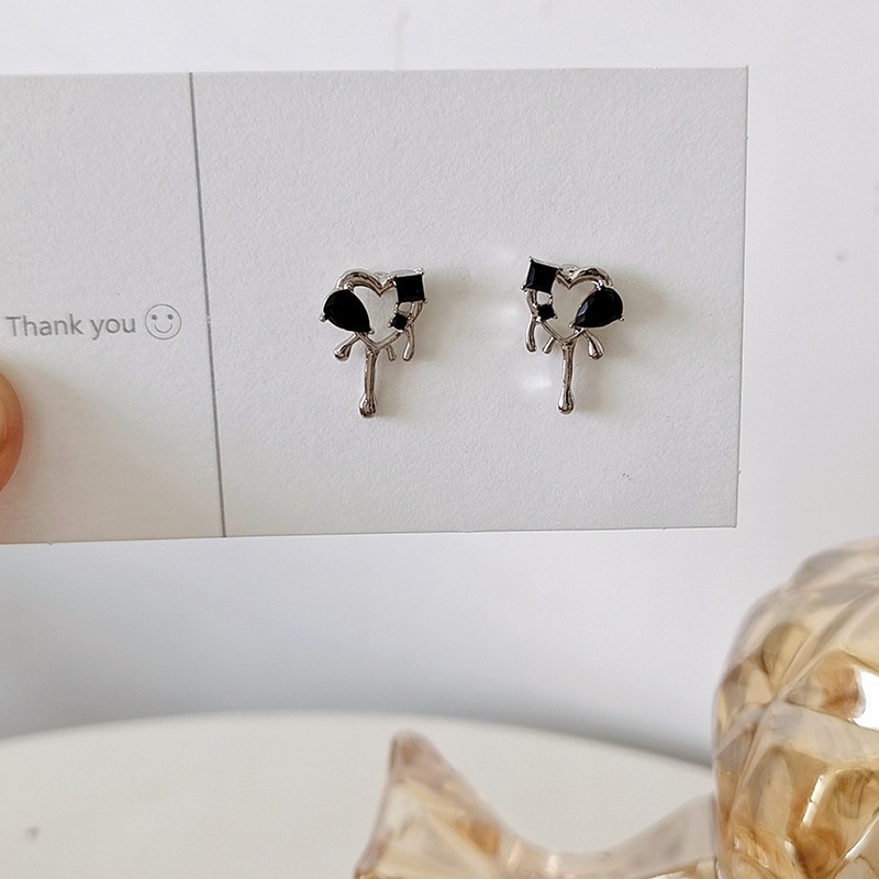 Anting Bentuk Hati Warna Hitam Gaya Korea
