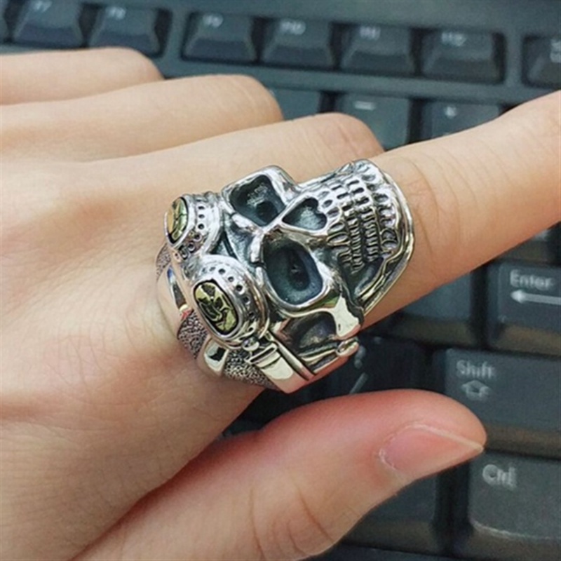 Cincin Bentuk Tengkorak Bahan Stainless Steel Gaya Vintage Untuk Pria