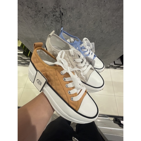 SEPATU SNEAKERS WANITA MERK LOOKS TERBARU