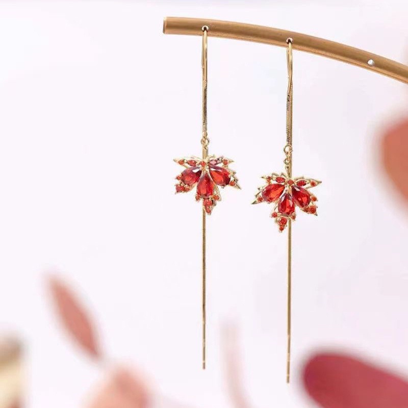 Anting Rumbai Bentuk Daun Maple Merah Aksen Berlian Imitasi