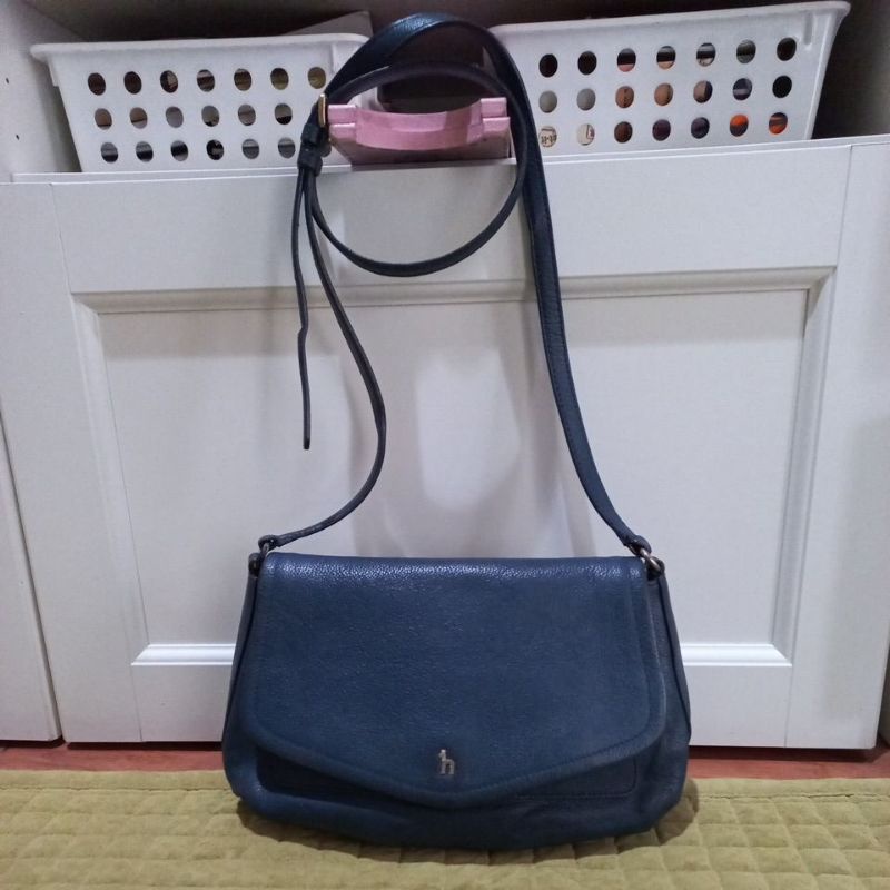 Preloved sling bag navy Hazzys(sisa trf)