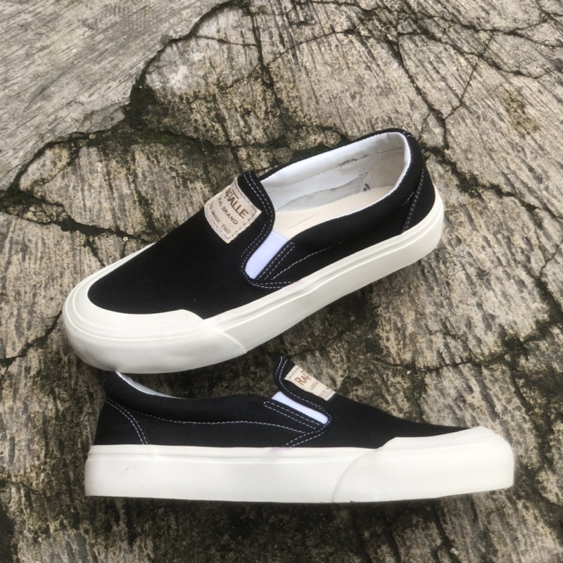 SEPATU SLIP ON RAFTALLE ORIGINAL BLACKLIST