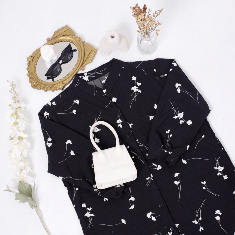 Monocrome flower blouse | atasan wanita motif bunga | blouse wanita hitam putih | kemeja wanita simpel | atasan muslim wanita | kemeja ngantor