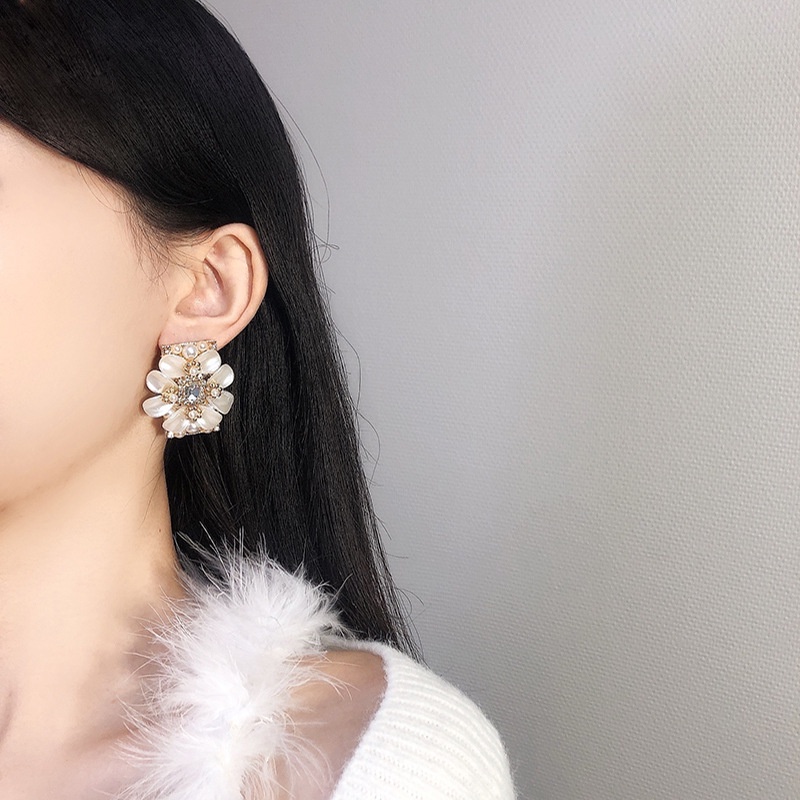 Anting Stud Desain Bunga Putih Gaya Korea Untuk Wanita