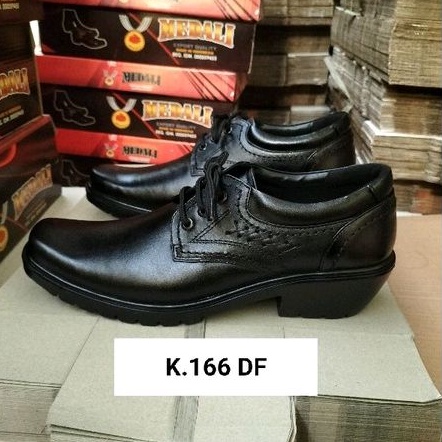 Sepatu kulit pria kantor tali hidup MEDALI tampil lebih keren