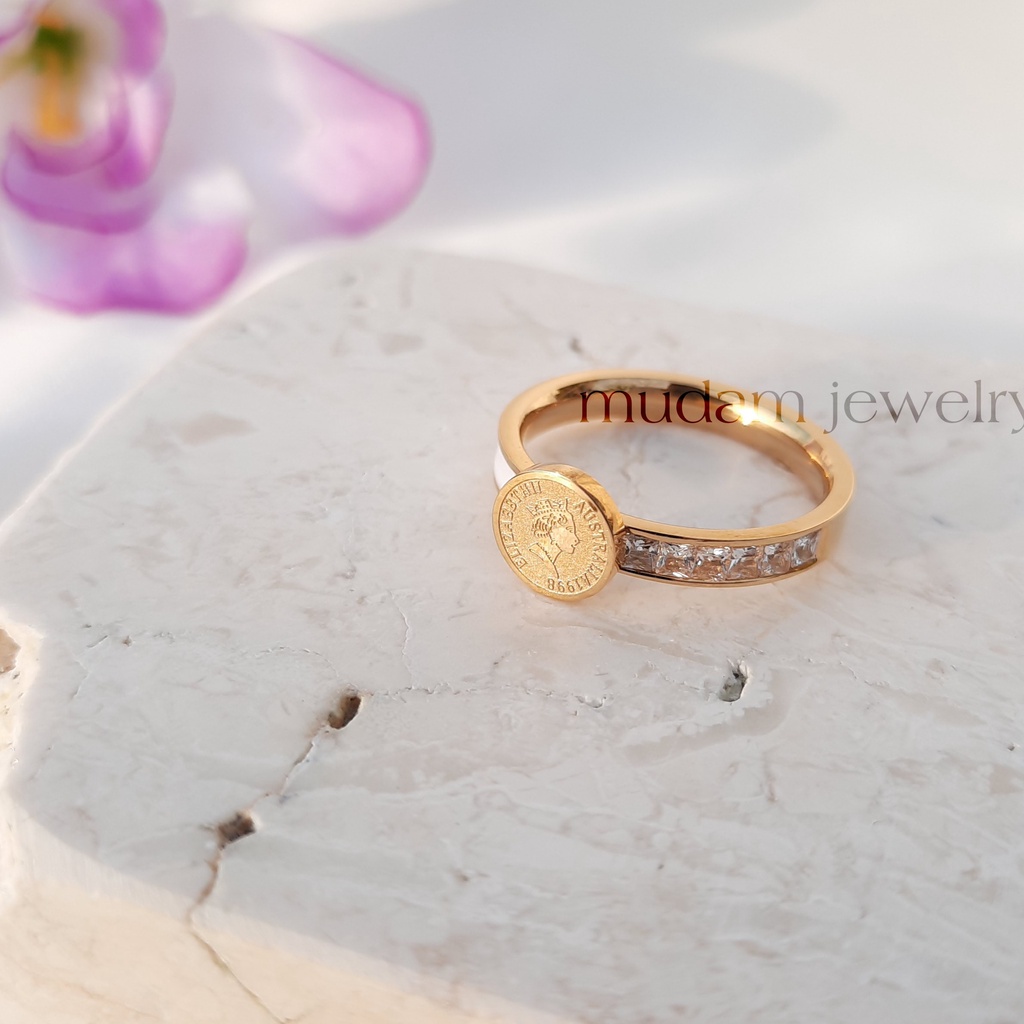 Cincin Model Koin Vintage Queen Diamonds Strip Putih Tersedia Warna Gold