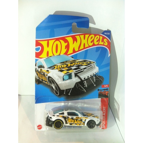 Hot Wheels. 2022 Spoiler Alert Mini Collection - 3. 2005 Ford Mustang. White by MATTEL 2022