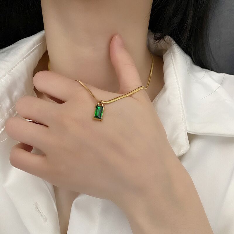 KALUNG TITANIUM WANITA GEPENG GOLD EMAS 18K LIONTIN KOTAK DELIMA HIJAU ANTI KARAT TIDAK LUNTUR