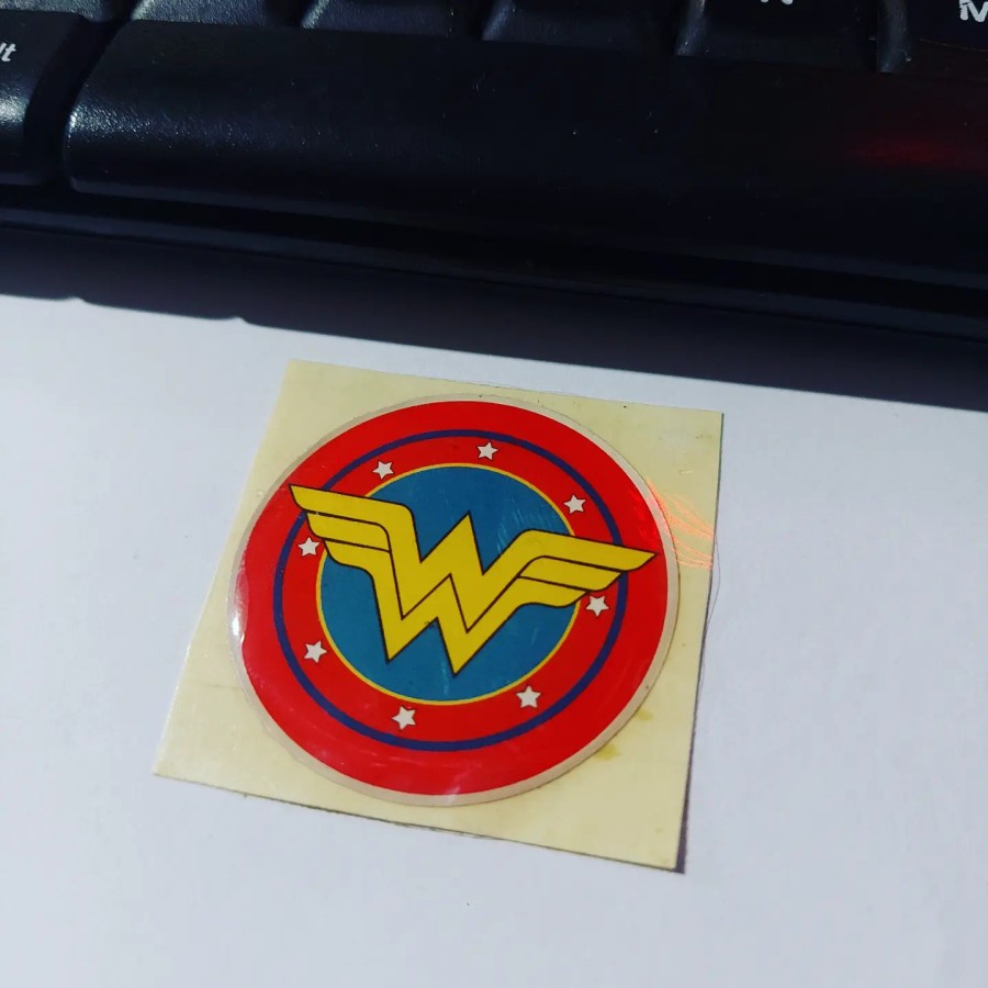 

Sticker Timbul Resin WONDER WOMAN Logo Stiker Lentur 3D Kecil Satuan