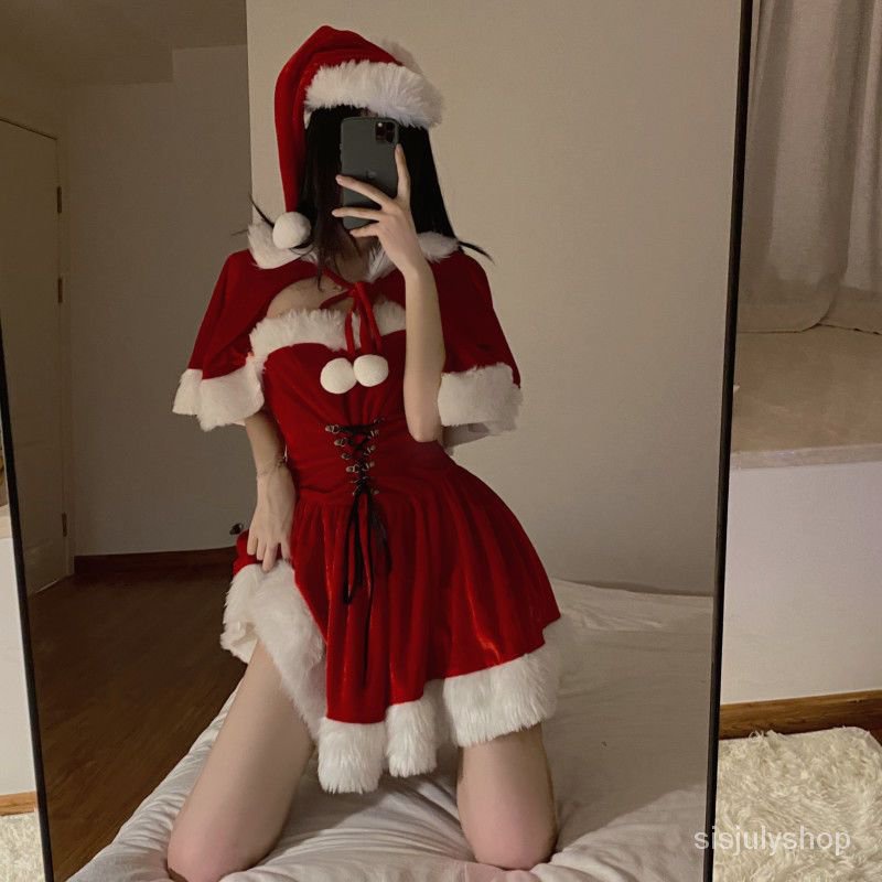 Gaun gadis manis berwarna merah slim fit dengan nuansa Natal vintage
