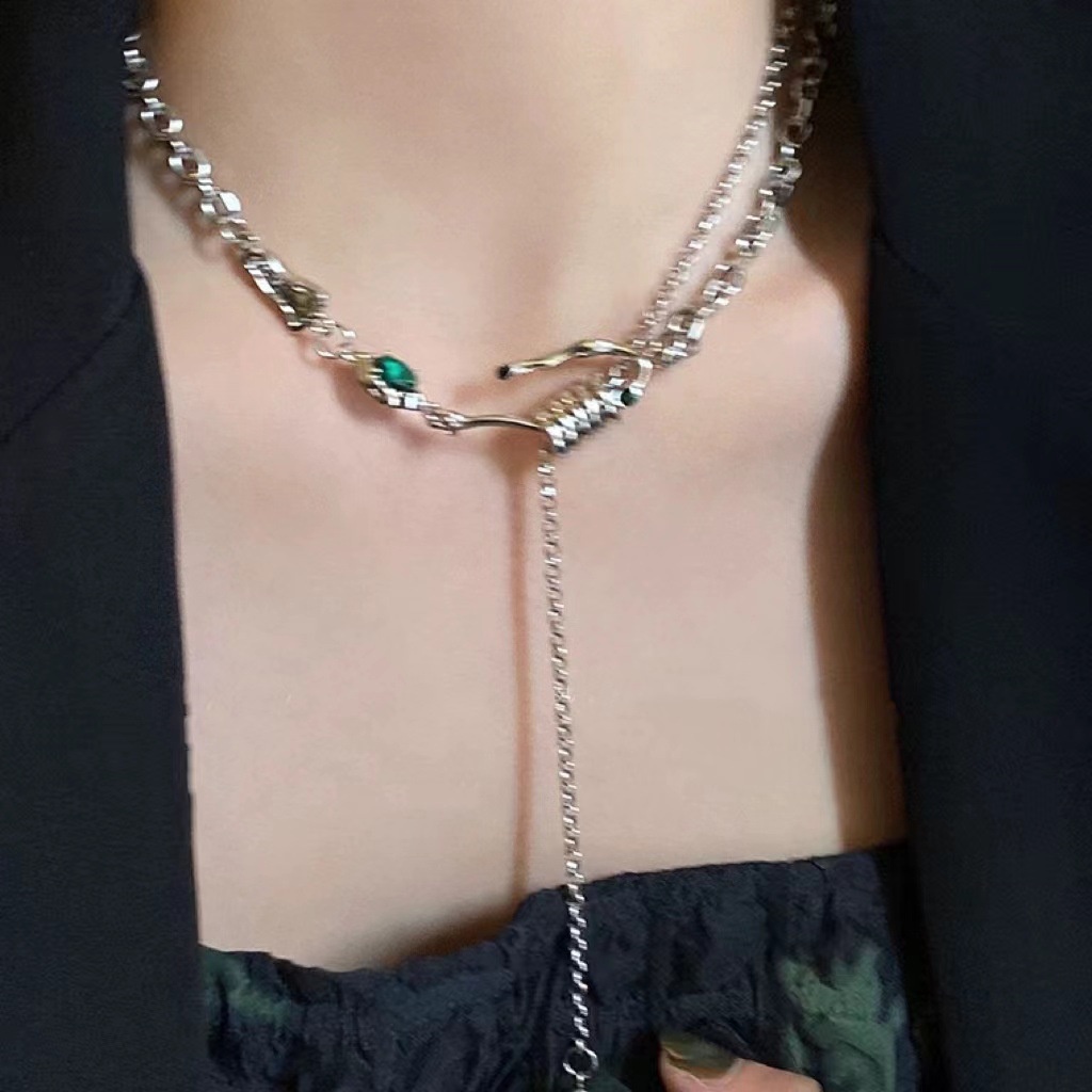 Kalung Choker Rantai Metal Multisusun Gaya Retro Trendi