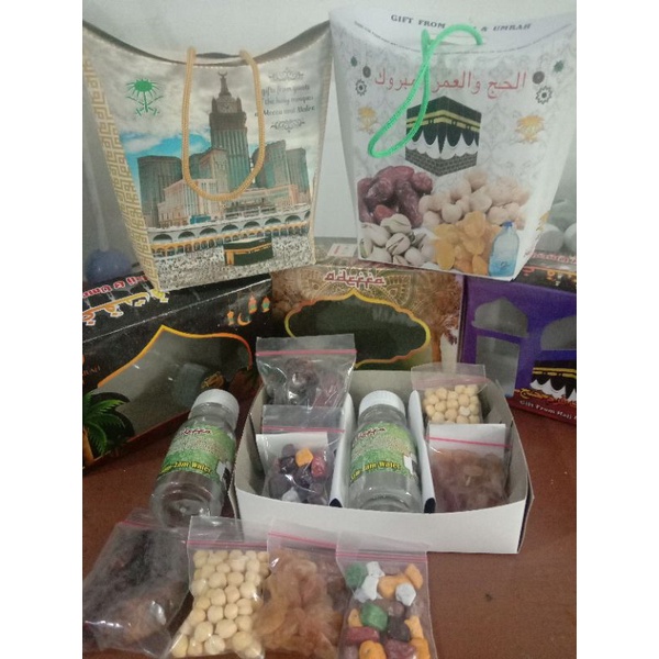 

Paket hemat oleh oleh umroh isi coklat batu