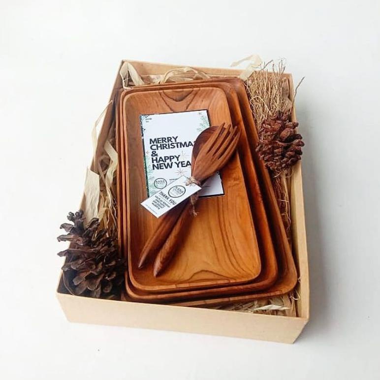 

PRODUK- HAMPERS NATAL CHRISTMAS GIFT KADO HADIAH PERNIKAHAN ULANG TAHUN WISUDA SOUVENIR WEDDING GIFT BOX .
