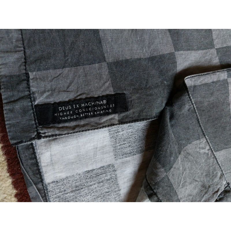 kemeja DEUS EX MACHINA