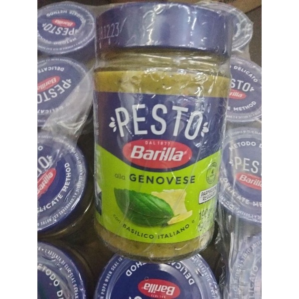 

Saus pasta dengan basil dan minyak zaitun