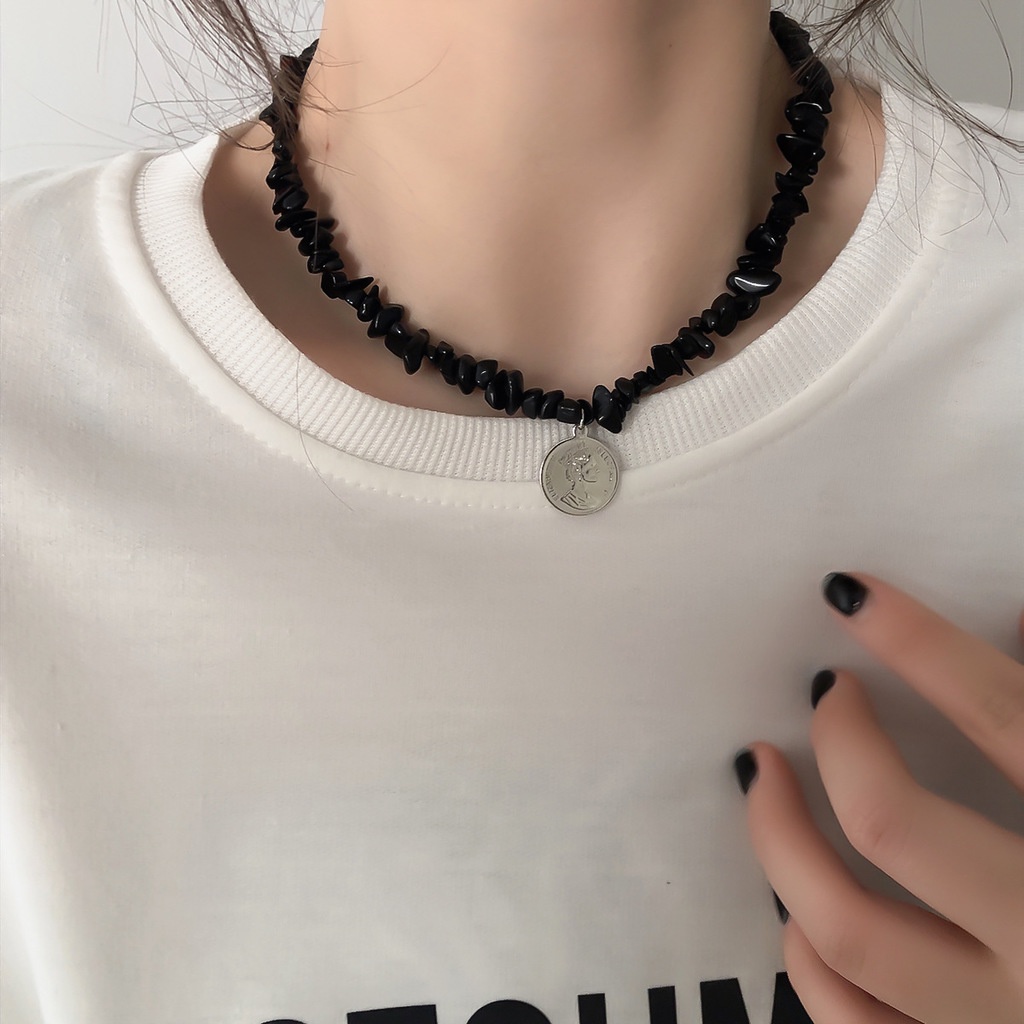 Kalung Rantai Dengan Liontin Bentuk Bulat Warna Hitam Gaya Vintage Untuk Wanita