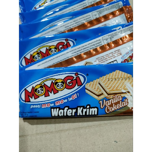 momogi wafer krim rasa vanila cokelat 1 renteng