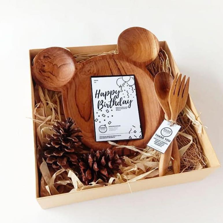 

PRODUK- HAMPERS NATAL CHRISTMAS GIFT KADO HADIAH PERNIKAHAN ULANG TAHUN WISUDA SOUVENIR WEDDING GIFT BOX .