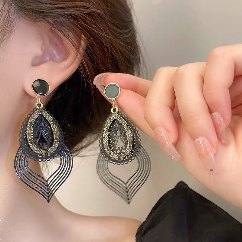 Anting Tusuk Gantung Silver Desain Ukiran Hollow Hias Berlian Gaya Eropa / Amerika / Retro / Mewah Untuk Wanita