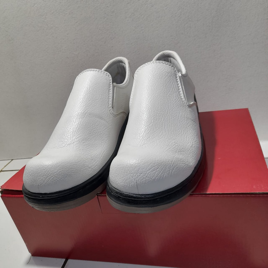 sepatu  slipon warna putih cocok untuk kerja