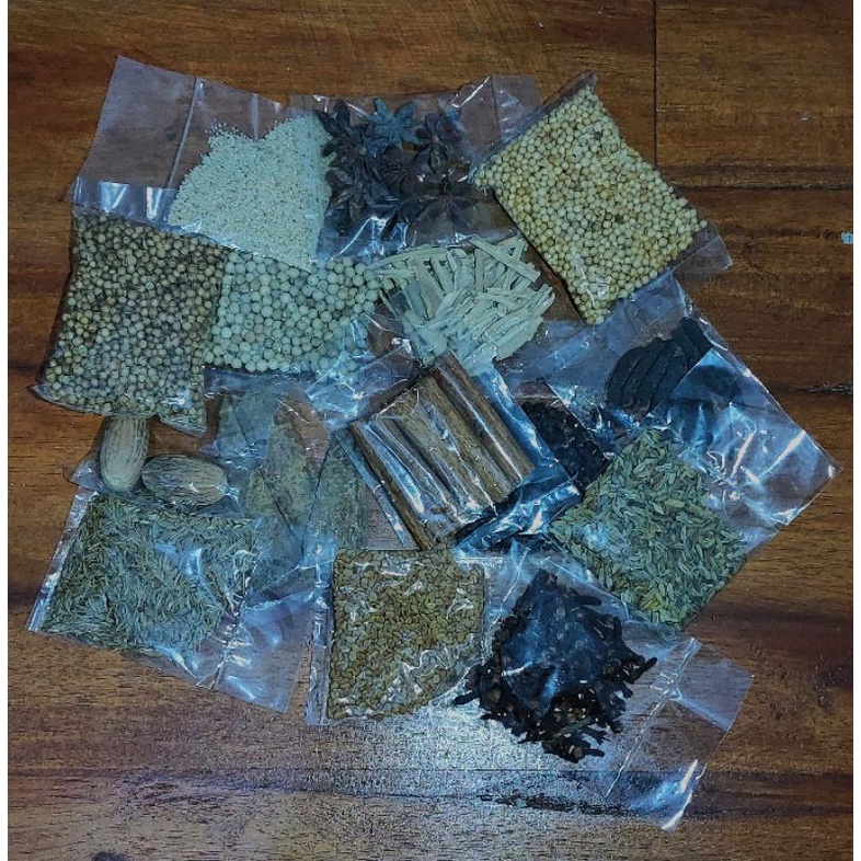 

Aneka Rempah, Kayu manis, lada, Ketumbar, pala, jintan, adas, cabe jawa, pulosari, kapulaga, klabet/halba, masohi, bunga lawang, cengkeh, kas kas, lada hitam, peka, cardamom