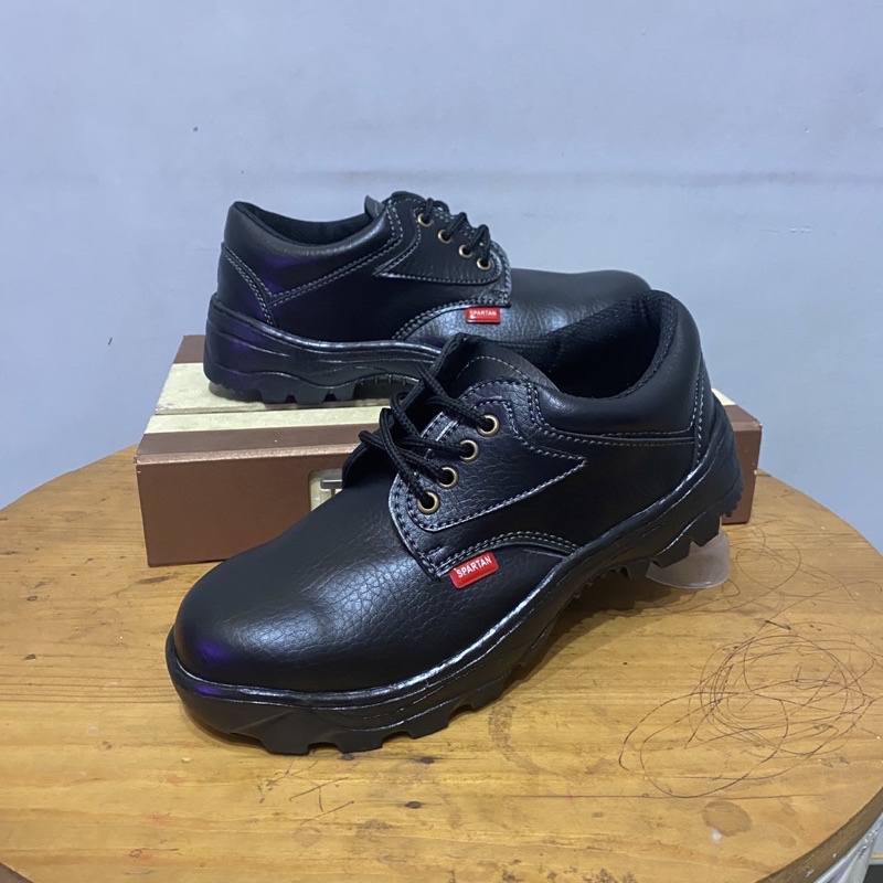 sepatu safety pendek murah bahan kulit sintetis premium dengan ujung besi