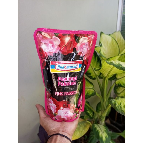 Pewangi Pakaian Laundry Pink  Passion Indomaret 900ml