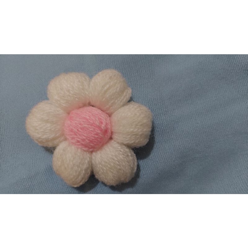 Aplikasi rajut bunga puff besar