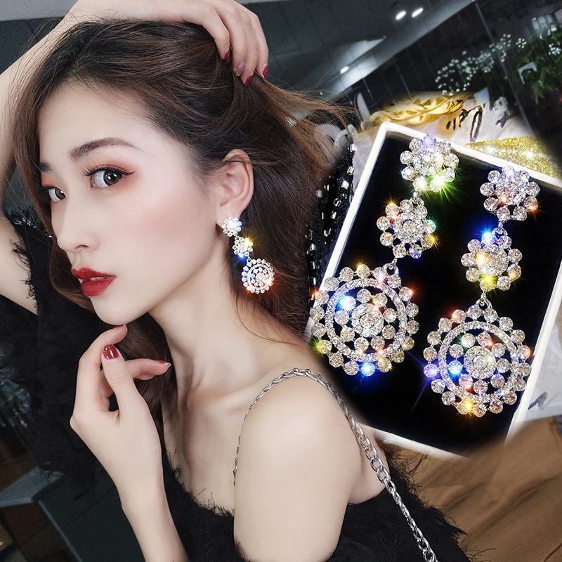 Anting Stud Bentuk Karangan Bunga Bulat Aksen Glitter Berlian Serbaguna Untuk Wanita